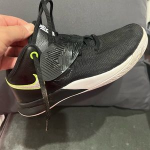 Nike Kyrie Flytrap Iii boys size 1.5 like new. Worn a couple of times